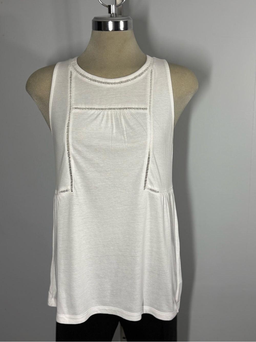 Old Navy White Tank Top with Eyelet Trim - Picture 4 of 11